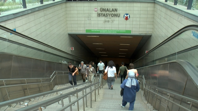 Ünalan Metro İstasyonu'nda yürüyen merdiven kırıldı