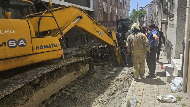 Kanalizasyon çalışmasında göçük,1 işçi toprak altında kaldı