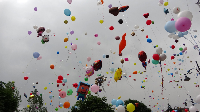 Kanseri yenen Ali Asaf için binlerce balon gökyüzüne bırakıldı