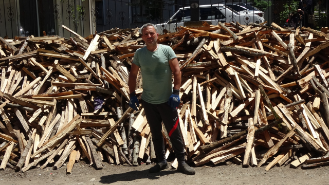 Odun kırarak ayda 80 bin lira kazanıyor