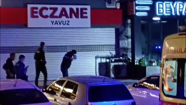 Otelin önünde tartıştığı oğlunu silahla vurdu