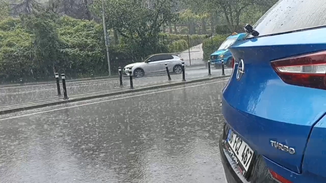 İstanbul'u dolu ve yağmur vurdu! Yollar göle döndü, sürücüler zor anlar yaşadı