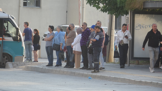 İzmir’de 23 bin işçi greve gitti, otobüs duraklarında yoğunluk oluştu