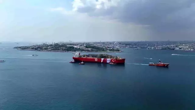 İstanbul Boğazı'nda tarihi görüntüler! Geçişi 11 saat sürecek
