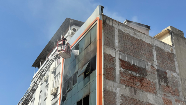 İş merkezinde yangın: 2 işçi atlayarak kurtulmaya çalıştı