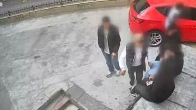 Kadıköy'de bıçak zoruyla kolye gasp eden 17 yaşındaki zanlı, silah teşhirinden tutuklandı