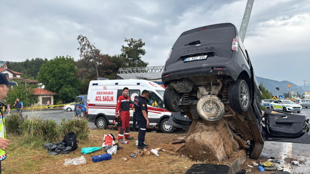 Muğla-Aydın Karayolunda Feci Kaza: Araç İkiye Bölündü