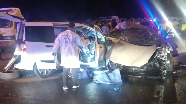 İki araç kafa kafaya çarpıştı! 5 kişi hayatını kaybetti, 2 kişi yaralandı