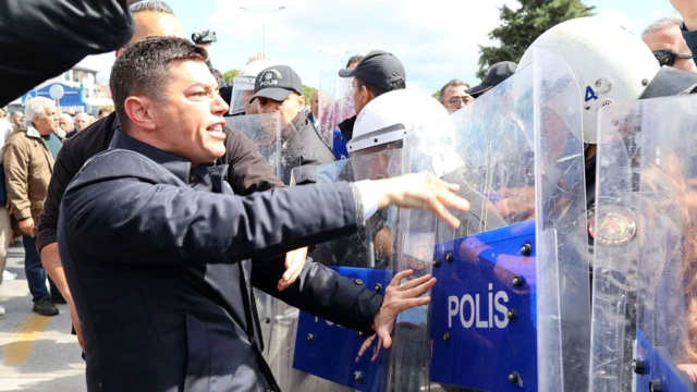 Polis barikatına saldıran CHP'li başkana kamu davası