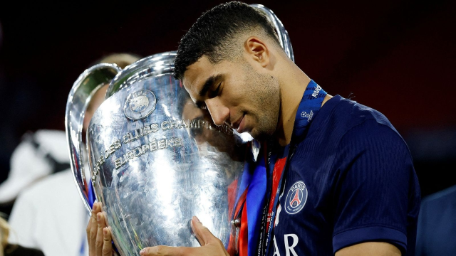 Galatasaray'ın Arjantinli yıldızı Mauro Icardi ile yaşadığı olaylı boşanmanın ardından Wanda Nara'nın yeni aşkı gündemi salladı. Nara'nın gönlünü Paris Saint-Germain'in başarılı futbolcusu Achraf Hakimi'ye kaptırdığı iddia edildi.