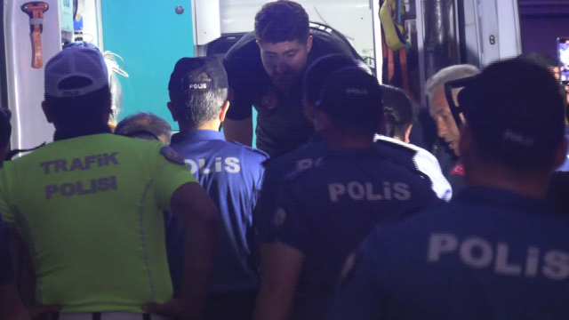 Koruma altına alınan çocuğu geri verilmeyince boğazına bıçak dayadı, evini ateşe verdi