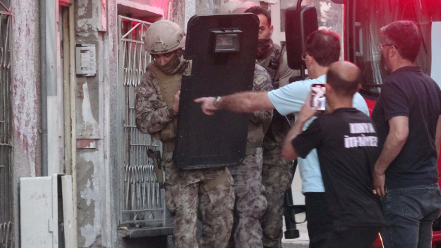 Koruma altına alınan çocuğu geri verilmeyince boğazına bıçak dayadı, evini ateşe verdi