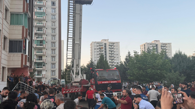 Diyarbakır'Da 13 Katlı Apartmanda Yangın: Mahsur Kalanlar Var
