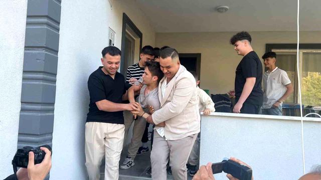 Yarım asırlık gelenek! Bayram namazına gelmeyenleri buz gibi suda uyandırıyorlar