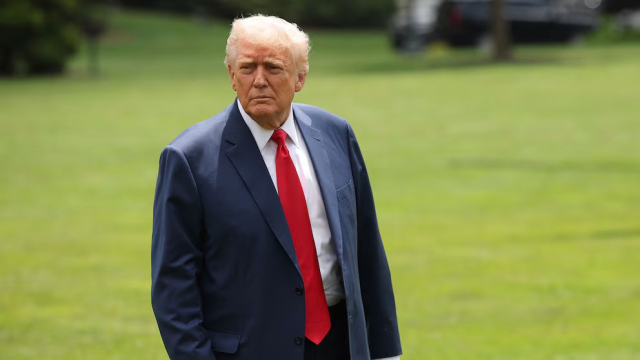 Trump'tan, Los Angeles'taki protestoculara tehdit: Tükürürlerse vururuz