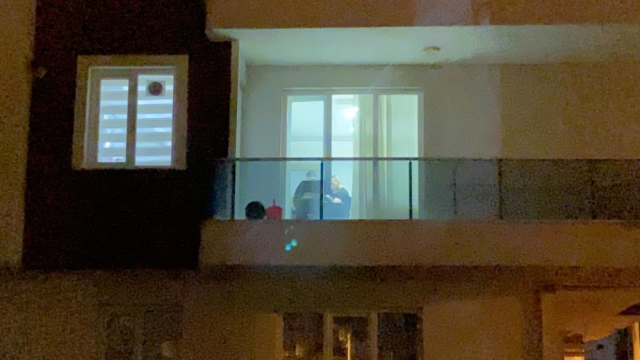 2 genç kız mahkemelik oldukları adamın eşini bıçakla katletti