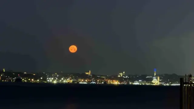 İstanbul'da 18 Yıl Aradan Sonra Görüntülenen Çilek Dolunayı