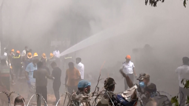 Hindistan'da düşen uçak doktor lojmanına çarptı