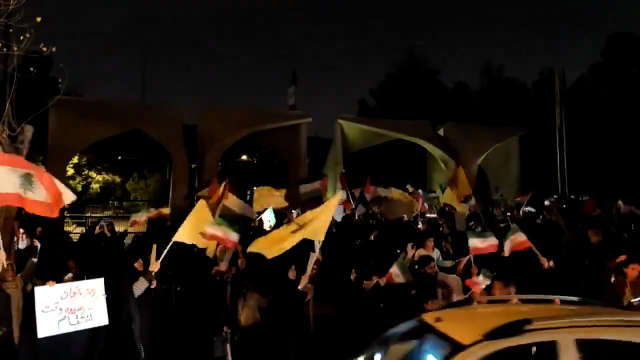 İran'da, İsrail'e misillemesinin ardından meydanlarda toplanan halk sevinç gösterilerinde bulundu