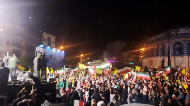 İran'da, İsrail'e misillemesinin ardından meydanlarda toplanan halk sevinç gösterilerinde bulundu