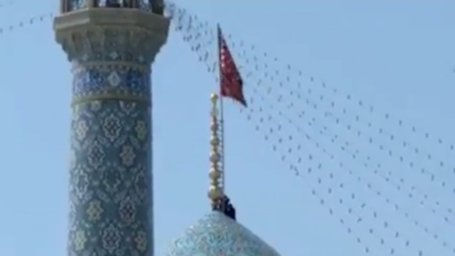 İran'dan intikam mesajı! Kırmızı bayrak göndere çekildi