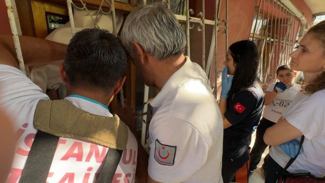 Babasına yardım için gelen ekiplere tepki gösterdi: Seni ölüme terk ediyorum