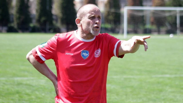 Dünyanın en yaşlı futbolcusu! 59 yaşında profesyonel ligde top koşturuyor