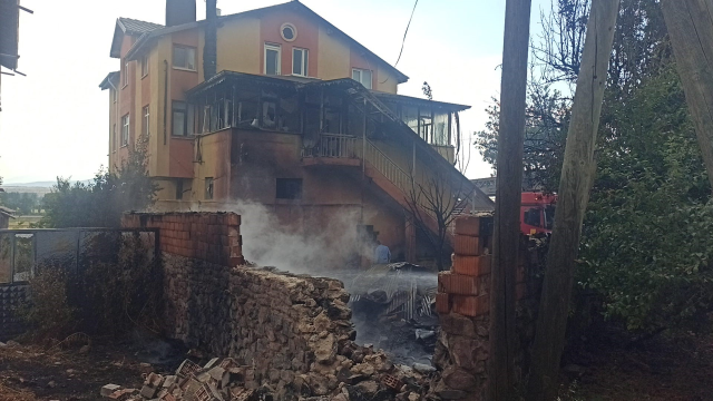 Otları temizlemek isterken komşusunun evini yaktı