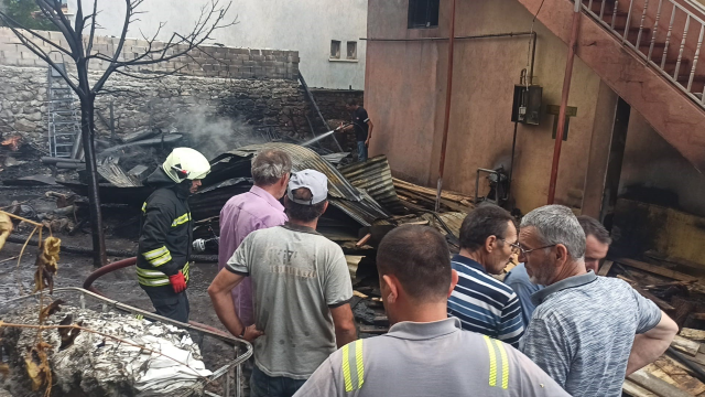 Otları temizlemek isterken komşusunun evini yaktı