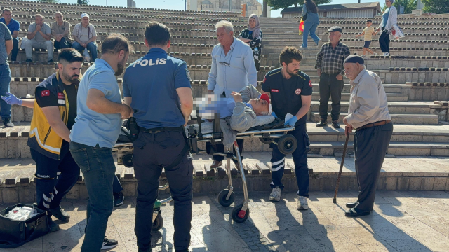 Parkta dört yerinden bıçaklanarak yaralandı