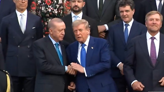 Cumhurbaşkanı Erdoğan ve ABD Başkanı Trump, NATO Zirvesi'nde yan yana geldi