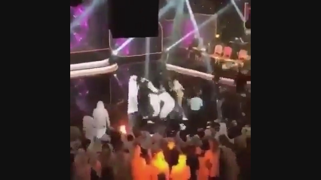 Tel Aviv'e Götür Beni' şarkısını söyleyen şarkıcı dövülerek sahneden atıldı