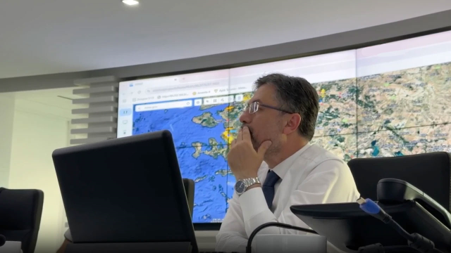 Aliağa'daki yangın Foça'ya doğru genişledi, bazı evler tahliye edildi