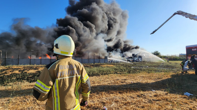 Alev alev yanan fabrikada kalan Türk bayrağını böyle kurtardı