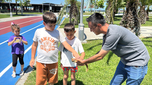 Doğada yaralı bulduğu sincap, en yakın arkadaşı oldu