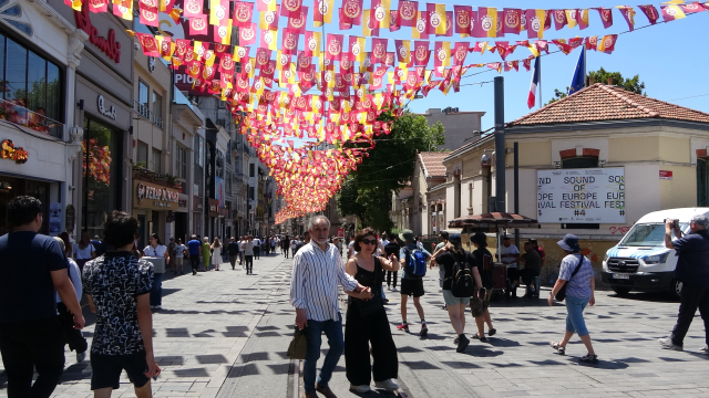 Sıcak havadan bunalanlar damacanayla serinledi