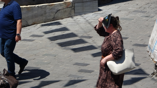 Sıcak havadan bunalanlar damacanayla serinledi