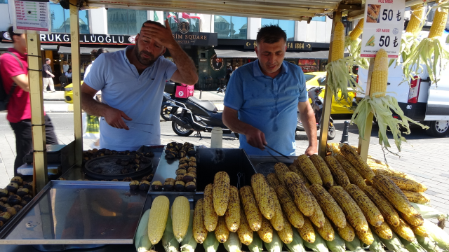 Sıcak havadan bunalanlar damacanayla serinledi