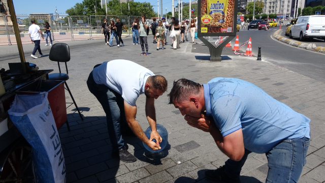 Sıcak havadan bunalanlar damacanayla serinledi