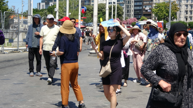 Sıcak havadan bunalanlar damacanayla serinledi