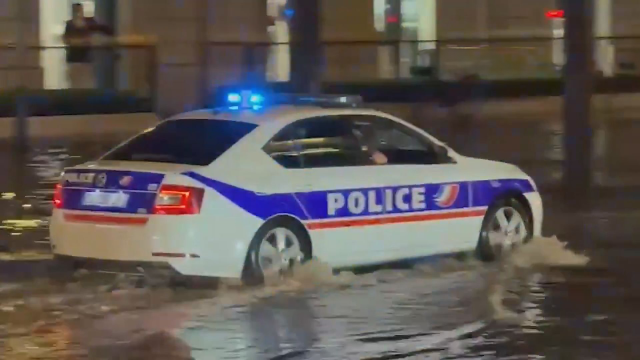 Fransa felaketi yaşarken polis Titanic filminin müziği ile devriye attı