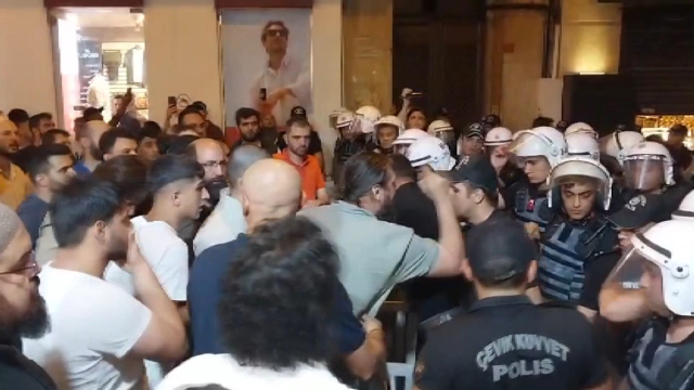 Leman dergisi önünde protesto