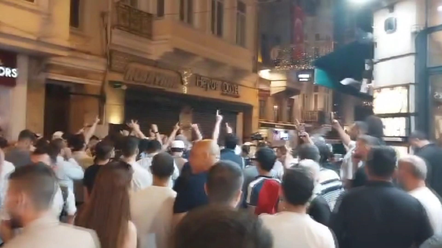 Leman dergisi önünde protesto