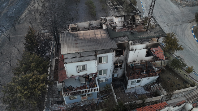 3 ildeki yangınlar sürüyor! Birçok ev küle döndü, gerilim hattı bomba gibi patladı