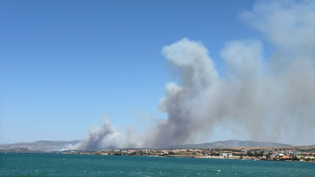 Çeşme ve Urla'da yangın! Bazı mahalleler tahliye edildi