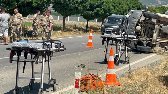 Kaza sonrası yardıma giden jandarmaya taş, sopa ve bıçaklarla saldırdılar