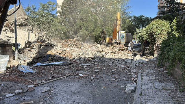 Maltepe'de faciadan dönüldü: 11 katlı bina yıkım sırasında çöktü