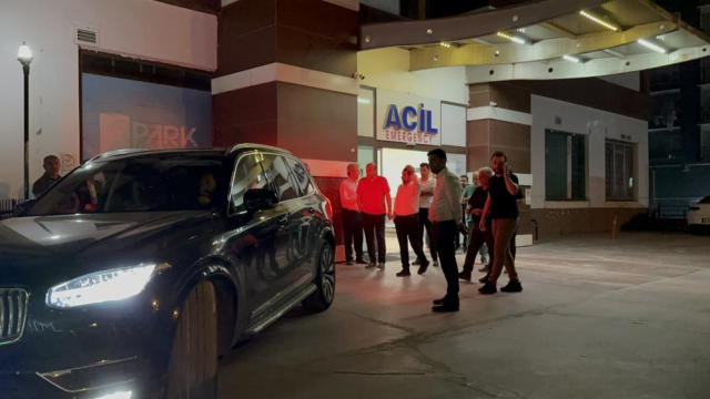 CHP Grup Başkanvekili Murat Emir sahneden düştü