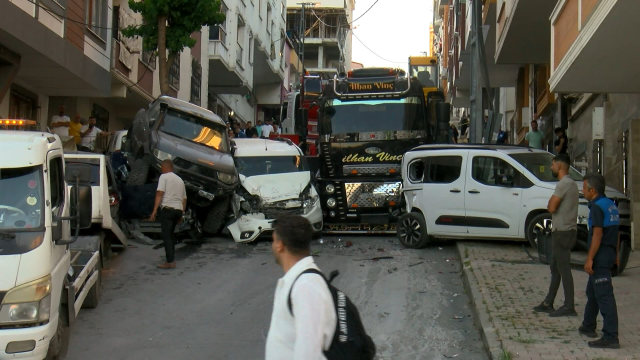 Kontrolden çıkan vinç 23 aracı biçti, binalara zarar verdi