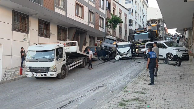Kontrolden çıkan vinç 23 aracı biçti, binalara zarar verdi